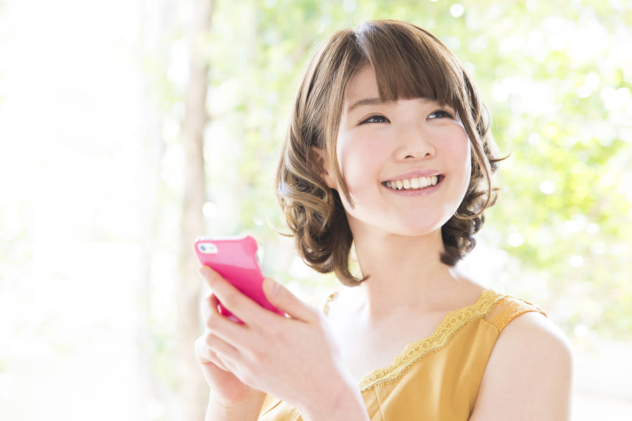 宇多田ヒカルの音楽を聴く女性