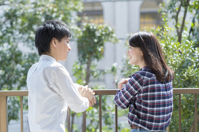 お話するカップル